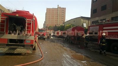 بالصور.. استمرار عمليات التبريد بمصنع شبرا الخيمة المحترق