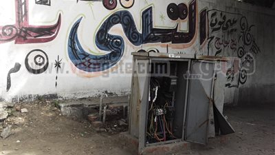 بالصور.. كابلات الكهرباء تحاصر 3 مدارس بإدارة وسط بالإسكندرية