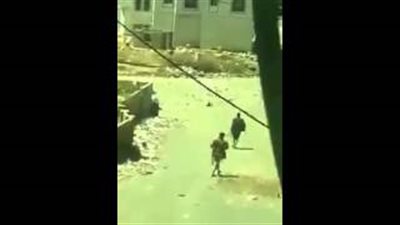 بالفيديو.. لحظة هروب جماعي لقوات الحوثي من ضربات قوات التحالف