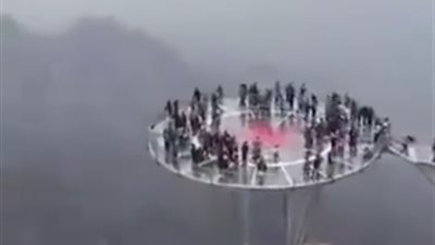 رعب صينيين يعبرون أطول جسر زجاجي في العالم (فيديو)