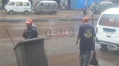 لا تعنيهم عاصفة ولا أمطار.. عمال النظافة بالإسكندرية يرفعون شعار 