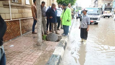 محافظ كفرالشيخ يشرف على كسح مياه الأمطار ويمنع رؤساء المدن والقرى مغادرة الشوارع (صور)