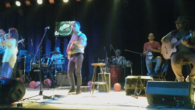 عازف «جيتار» يفاجئ الجمهور بـ«الطبلة» في ساقية الصاوي