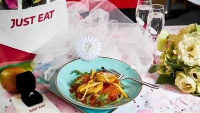 رجل يتقدم للزواج من طبق «دجاج بالمانجو»