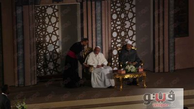 بابا الفاتيكان في مؤتمر الأزهر العالمي للسلام.. يبدأ بتحية الإسلام.. يؤكد: مصر بلد الحضارة والمعرفة والدين.. اسم الله لا يمكن أن يحمل العنف.. والاختلاف الديني لا يعني العداوة