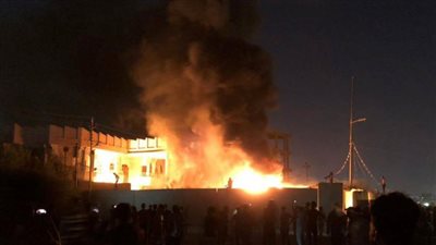 تفحم 11 متظاهرًا بعد إشعال النار في مقر للحشد الشعبي بجنوب العراق