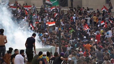 رغم حظر التجوال.. اعتصام مفتوح للمتظاهرين في بغداد و9 محافظات عراقية