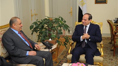 شراكة اقتصادية بين مصر والكويت.. السيسي يبحث مع الصقر تعزيز الاستثمار.. يستعرض خطوات الإصلاح الاقتصادي.. يكشف سبل توفير المناخ الجاذب للاستثمارات.. ويؤكد تذليل العقبات أمام رجال الأعمال الكويتيين