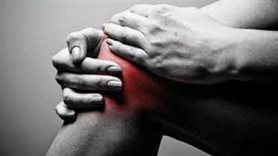 طبيب عظام يكشف كيفية علاج خشونة الركبة بحقن البلازما