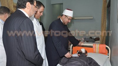 وزير الأوقاف يمنح «عيديات» لأبناء العاملين المتحجزين بمستشفى الدعاة