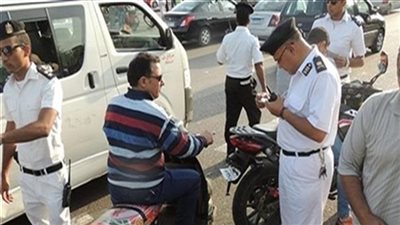 مرور الجيزة يحرر 1070 مخالفة انتظار خاطئ أعلى المحاور والطرق الرئيسية