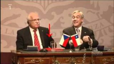 بالفيديو.. «لصوص لكن أغبياء».. جهل التكنولوجيا يوقع بسارق الآيفون.. لص شيكاغو يترك بياناته بعد الانتهاء من السرقة.. الكاميرات تلتقط آخر ارتدي قميصًا موثقا عليه اسمه بالكامل.. وواقعة رئيس الت