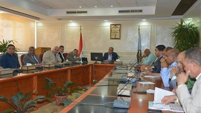 محافظ مطروح يشدد على الإجراءات الوقائية لتفادي إنفلونزا الطيور (صور)