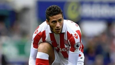 رمضان صبحي يشاهد تعادل ستوك سيتي مع بيرنلي 1/1 (فيديو)