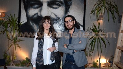 بالصور.. درة في ضيافة كارم محمود أثناء افتتاح zen gallery بالزمالك