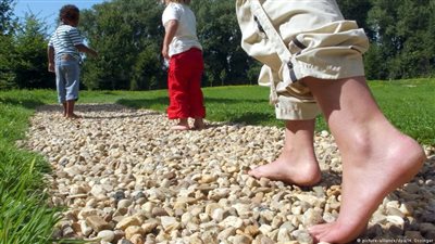 دراسة: مشي الطفل حافيا أكثر جدوى لصحته