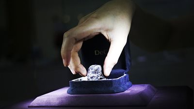 سرقة ماسة من معرض بسبب طريقة عرضها