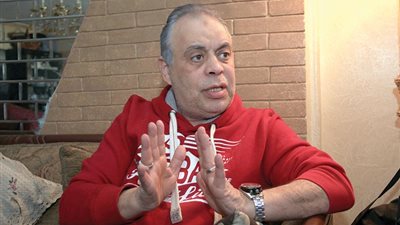 أشرف زكي ينفي تدهور صحة يوسف شعبان