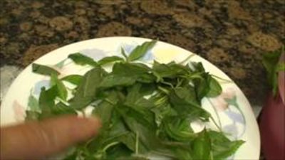 بالفيديو.. تعلمي أسرار تخزين وتفريز الملوخية