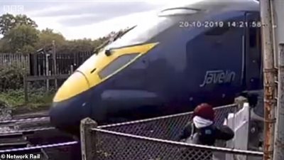 راكب دراجة نارية ينجو من موت محقق أسفل قطار سريع (فيديو وصور)