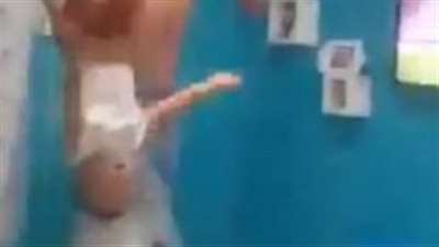 انتقادات لمشجع استخدم طفله للاحتفال بهدف (فيديو وصور)