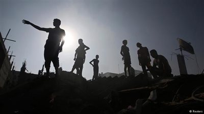 انقطاع الكهرباء يعمق جراح غزة.. توقف الاتصالات الأرضية والجوال يمنع تواصل أفراد الأسر المشردة.. تدمير شبكة المياه يجبر أهالي القطاع على شرب مياه ملوثة.. والانتظار في طوابير أمام دورات المياه