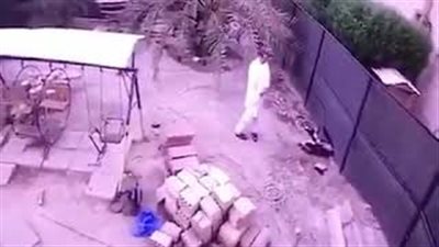 حفرة تبتلع رجلا في الكويت (فيديو)