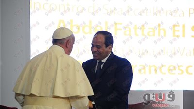 10 مشاهد تلخص اليوم الأول لزيارة بابا الفاتيكان لمصر.. وضع الزهور على النصب التذكاري.. فرانسيس متحدثا بالعربية: تحيا مصر.. انضمام 66 سيارة لموكبه.. الوقوف دقيقة حدادا على ضحايا الإرهاب