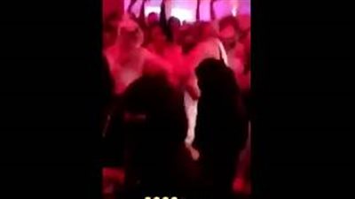 فتاة سعودية منتقبة ترقص بطريقة مثيرة أمام الشباب في احتفالات موسم الرياض (فيديو)