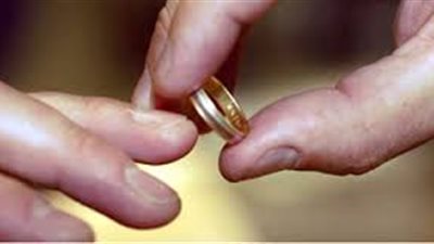 واحدة من كل ثلاث بريطانيات يخلعن خواتم زواجهن فى العمل