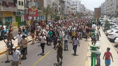 بالفيديو والصور.. إقالة محافظ عدن تشعل احتجاجات في جنوب اليمن