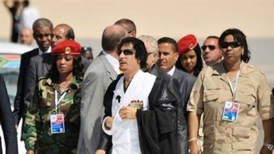 بالصور.. الحارس الشخصي للرؤساء حول العالم.. كائن فضائي يؤمن «أوباما».. وأطول رجل في العالم يرافق «بوتين».. «مسح الدماغ» شرط تأمين زعيم كوريا الشمالية.. ونساء يحرسن «