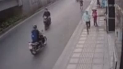 بالفيديو.. شاهد ماذا فعل سائق تاكسي مع لص سرق حقيبة امرأة