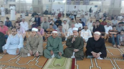 بالصور.. توافد المواطنين على المساجد والساحات لأداء صلاة العيد