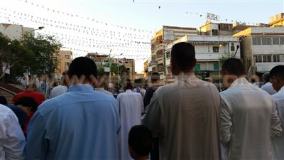 بالصور.. الأهالي يؤدون صلاة العيد بمسجد الدهار بوسط مدينة الغردقة