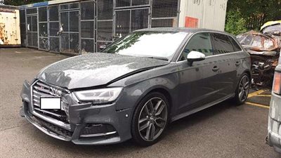 رجل يستخدم شاحنة مسروقة لتدمير سيارة شرطة (فيديو وصور)