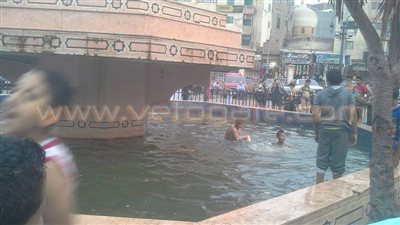 بالصور.. أطفال الغربية يسبحون في نافورة «البدوي» بعد انقطاع المياه