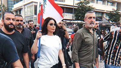 بالعلم اللبناني.. إليسا تشارك في تظاهرات بيروت (فيديو وصور)