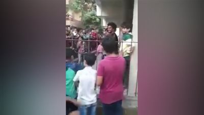 جماهير الأهلي تدعم محمد محمود أمام منزله (فيديو)