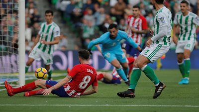 أتلتيكو مدريد يتعادل سلبيا أمام ريـال بيتيس بالشوط الأول