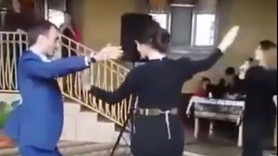 بالفيديو.. شقيقة العروس تتحدى العريس في رقصة مشتركة بينهما