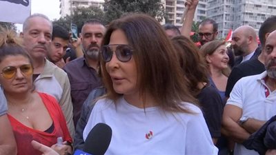 إليسا أثناء مشاركتها في تظاهرة ببيروت: الناس جاعت وتعبت (فيديو)