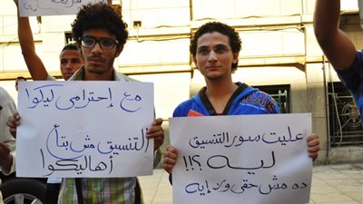 بالصور.. وقفة لطلاب الدبلومات الفنية أمام 