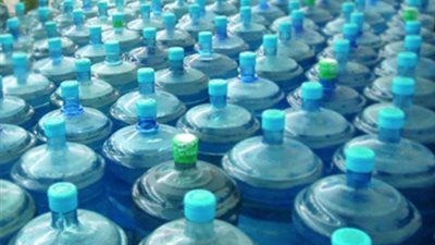 إعدام شحنة مياه معدنية فاسدة قادمة من اليونان