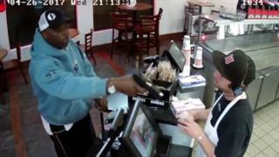 بالفيديو والصور.. أغرب عملية سرقة ورد فعل موظف المطعم