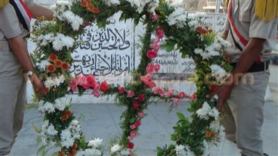بالصور.. محافظ الدقهلية يضع إكليلا من الزهور على النصب التذكاري