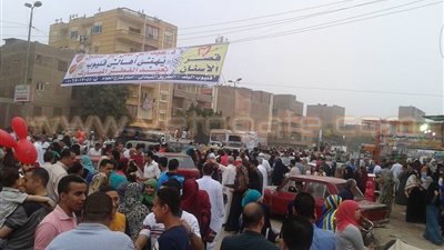 بالصور.. أطفال القليوبية يحتفلون في العيد بـ«المراجيح» و«البلالين»