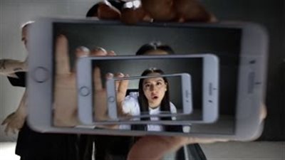 بالفيديو.. فنانة جريئة تصور أغنيتها عبر كاميرا «آيفون»