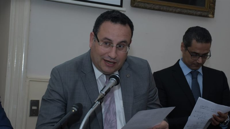 الدكتور عبد العزيز