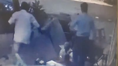 لقطات مروعة للحظة انهيار رصيف وابتلاع رجلين (فيديو)